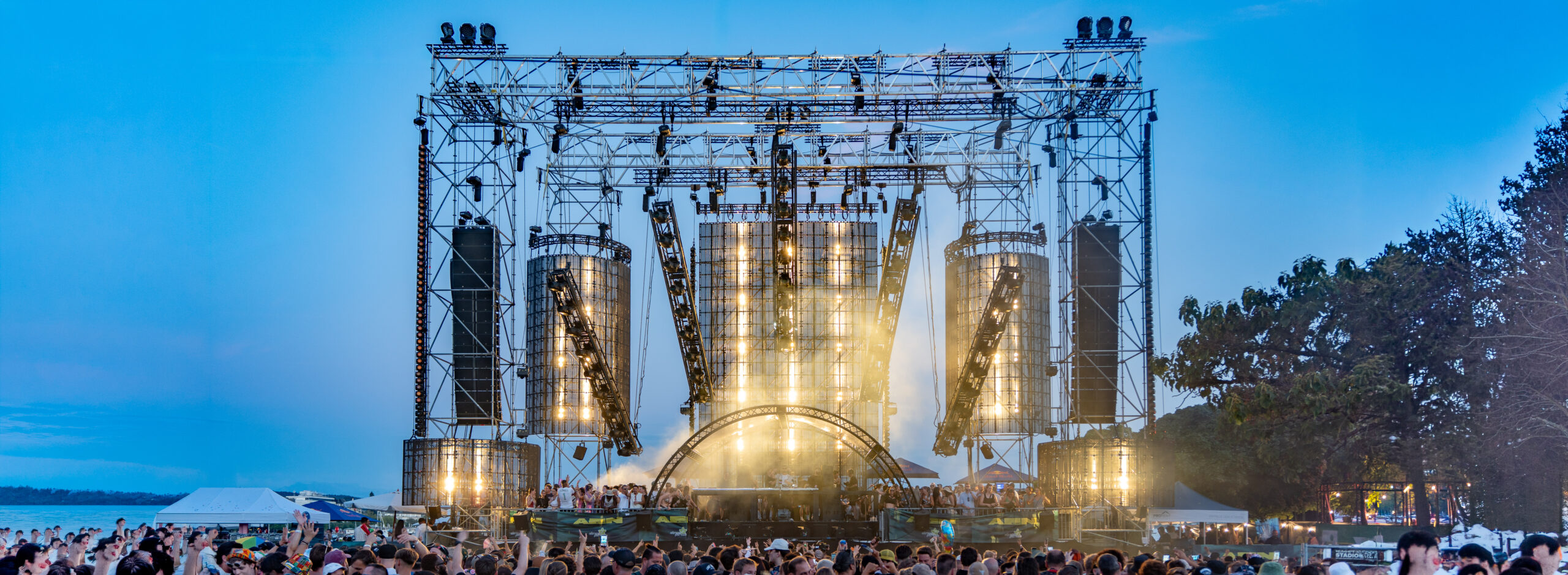 Curtain P3.9–7.8 · transparent structure and stage lighting