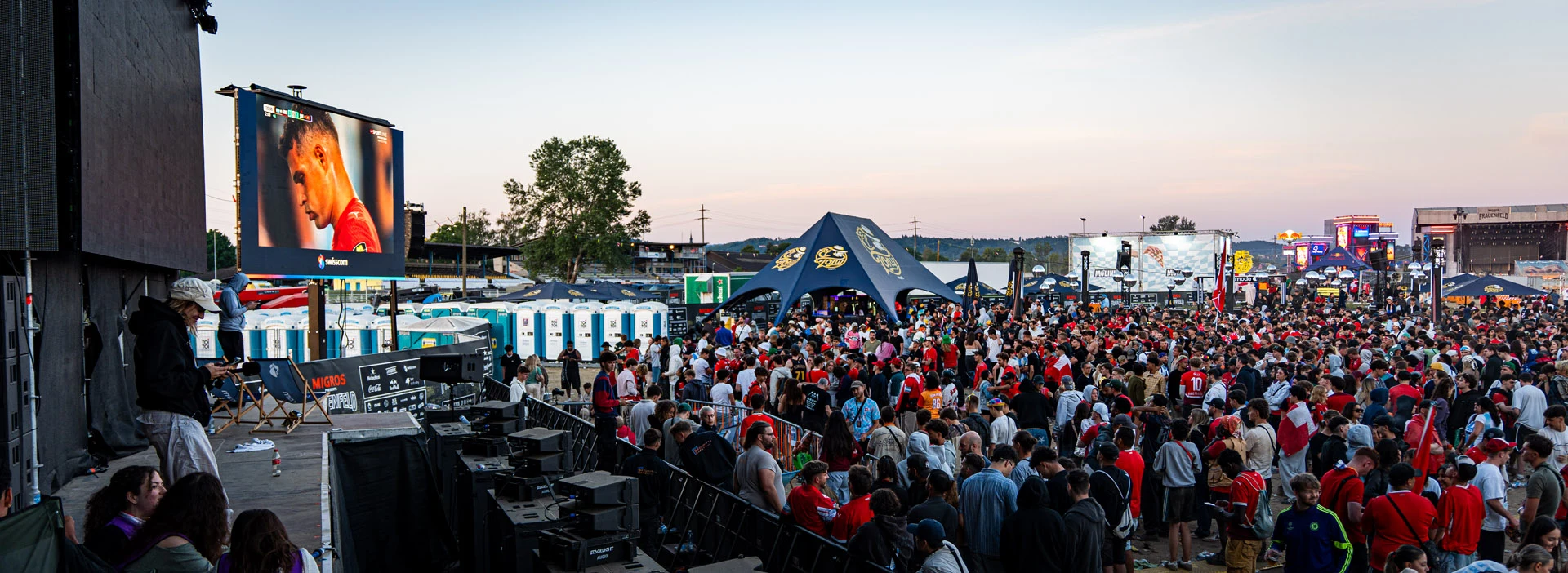 XL3 · outdoor event and audience