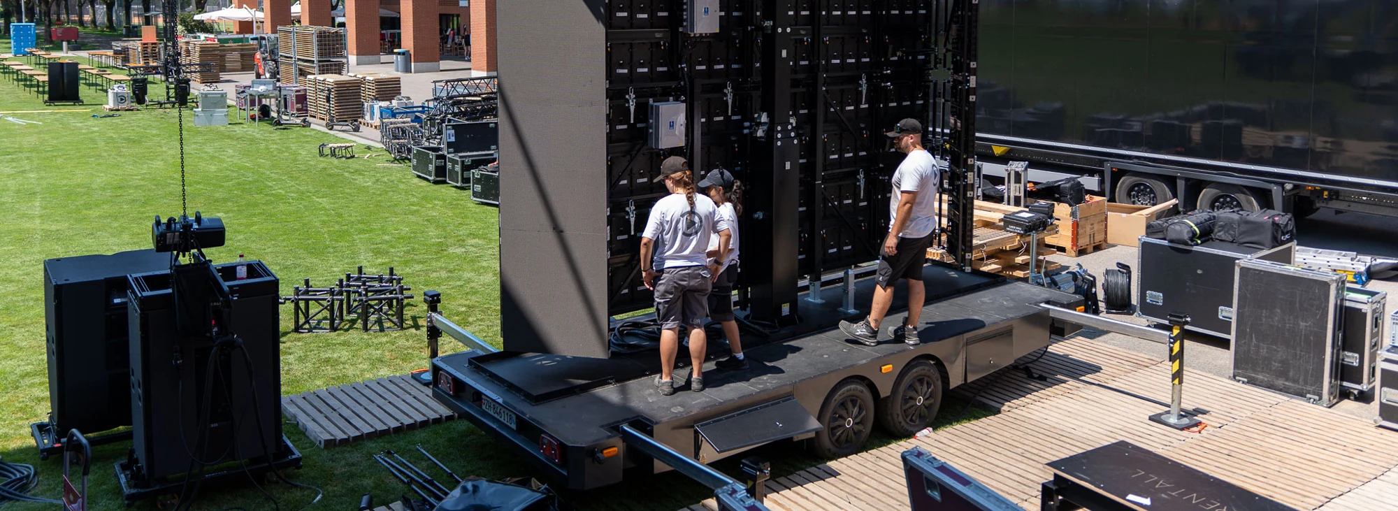 XL3 · Mobile trailer displays